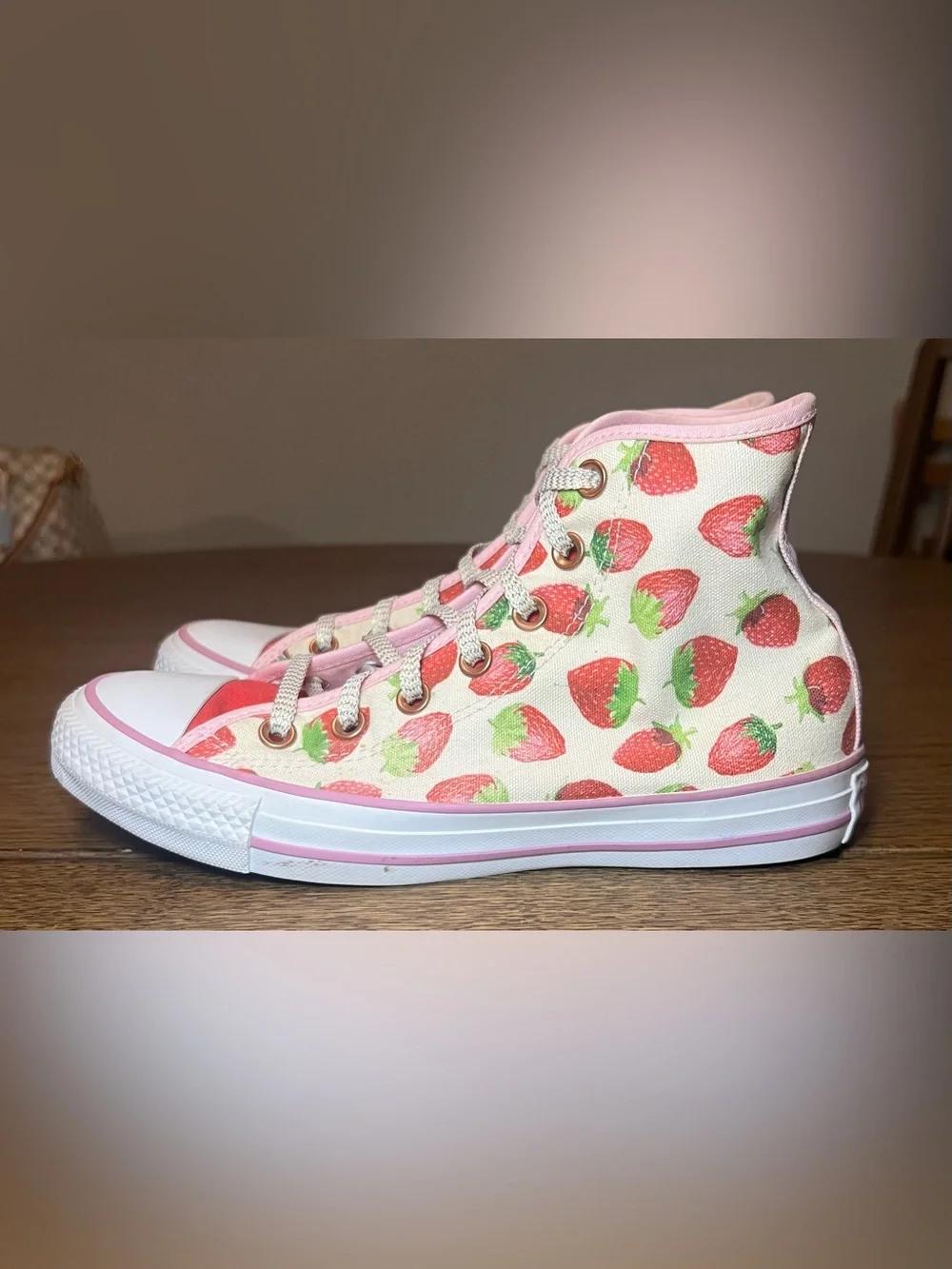 Converse Chuck Taylor All Star Strawberry Print Sneakers Women’s 7 Pink Canvas
